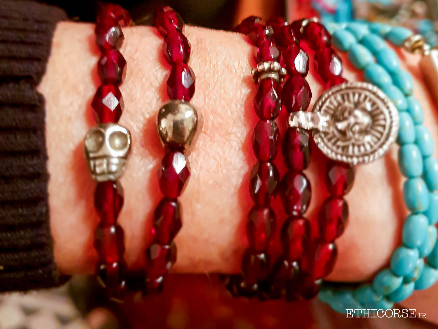 Ensemble de bracelet en pyrite sur poignet