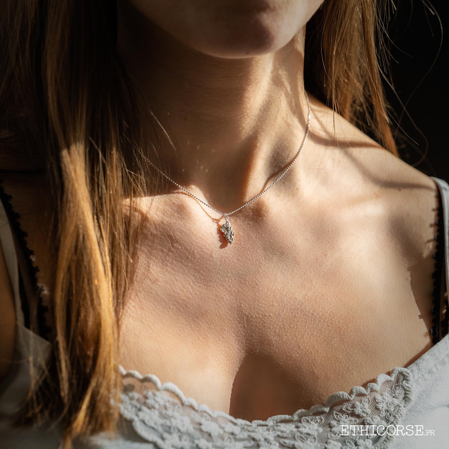 Pendantif et chaîne en argent en forme de Corse 01B