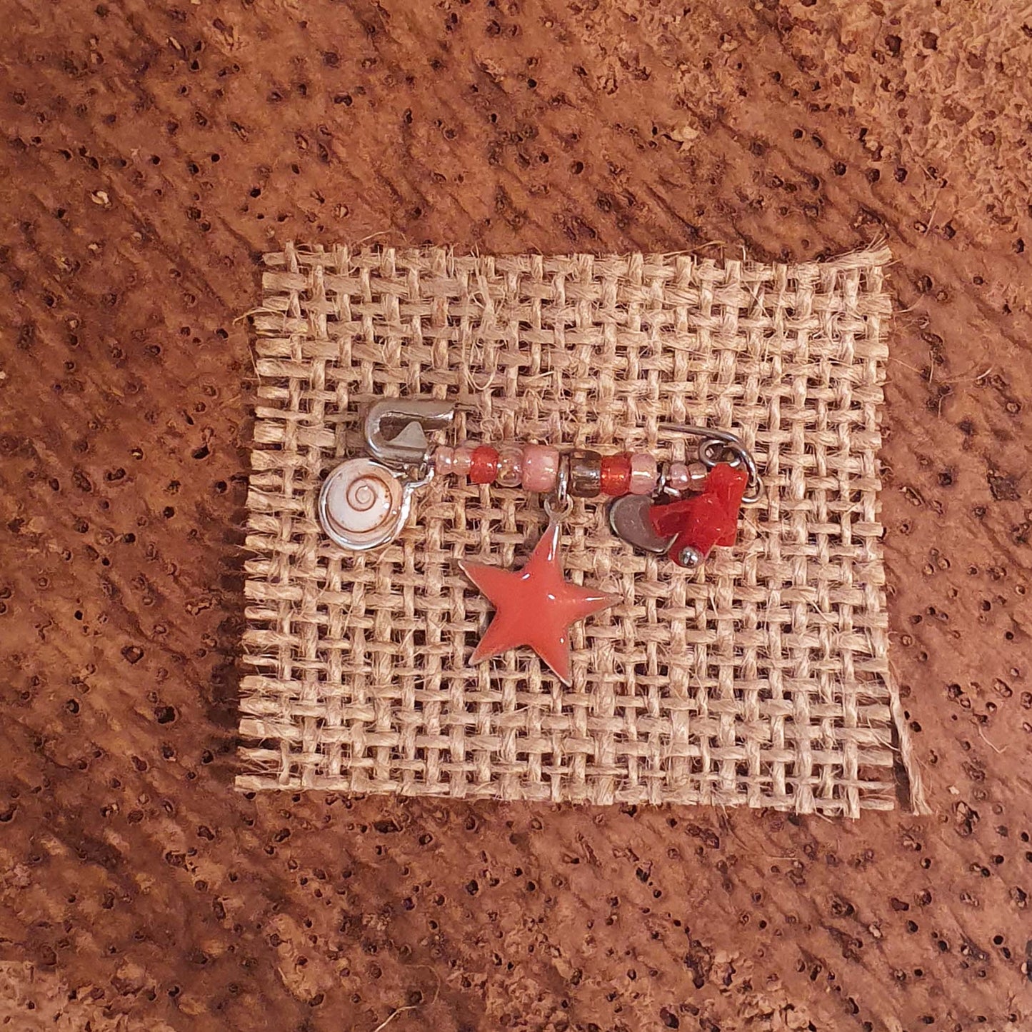 La broche porte bonheur de bébé, Latitude 42.02, artisan bijoux
