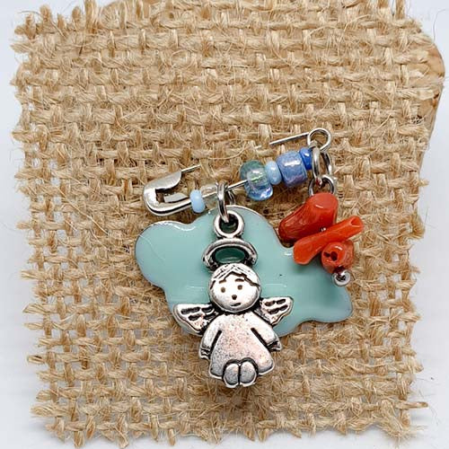 La broche porte bonheur de bébé, Latitude 42.02, artisan bijoux