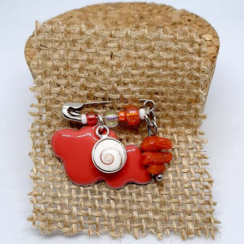 La broche porte bonheur de bébé, Latitude 42.02, artisan bijoux