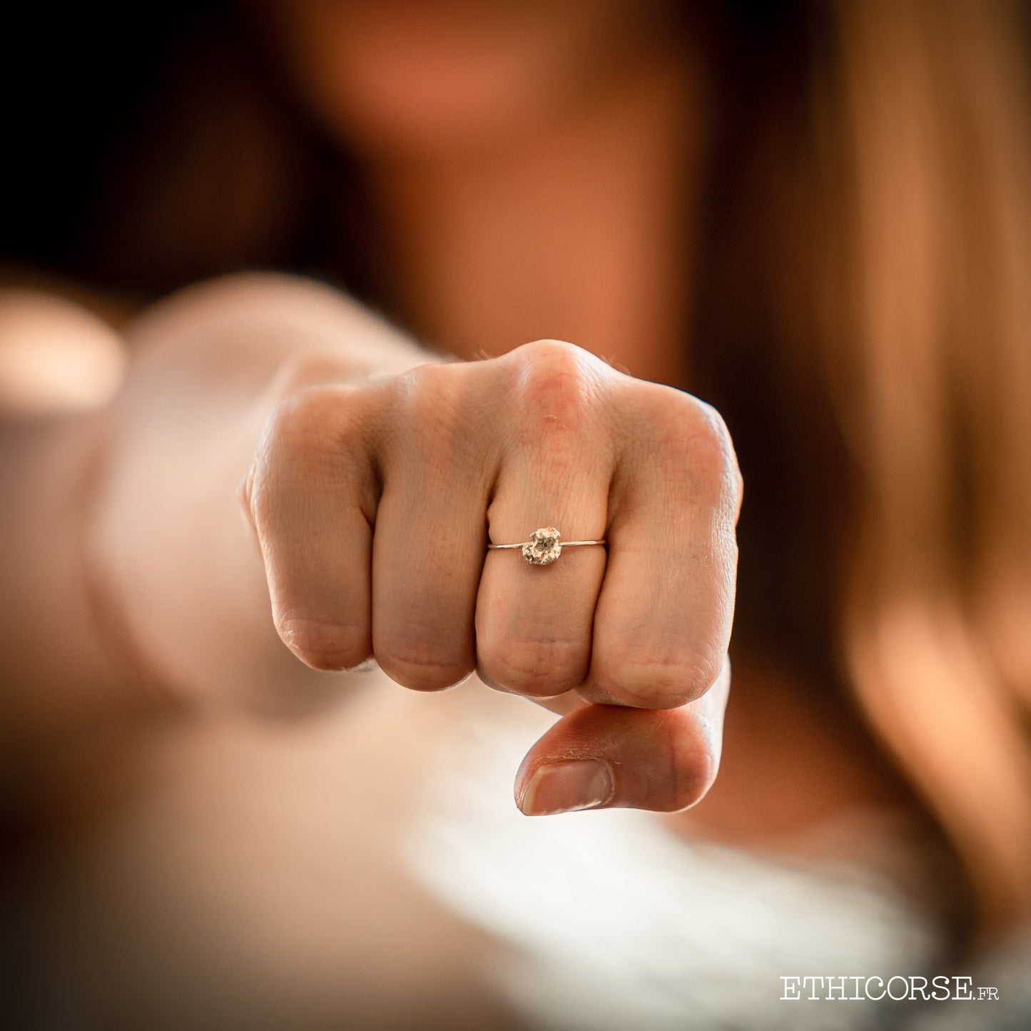 Bague en argent 01 sur doigt