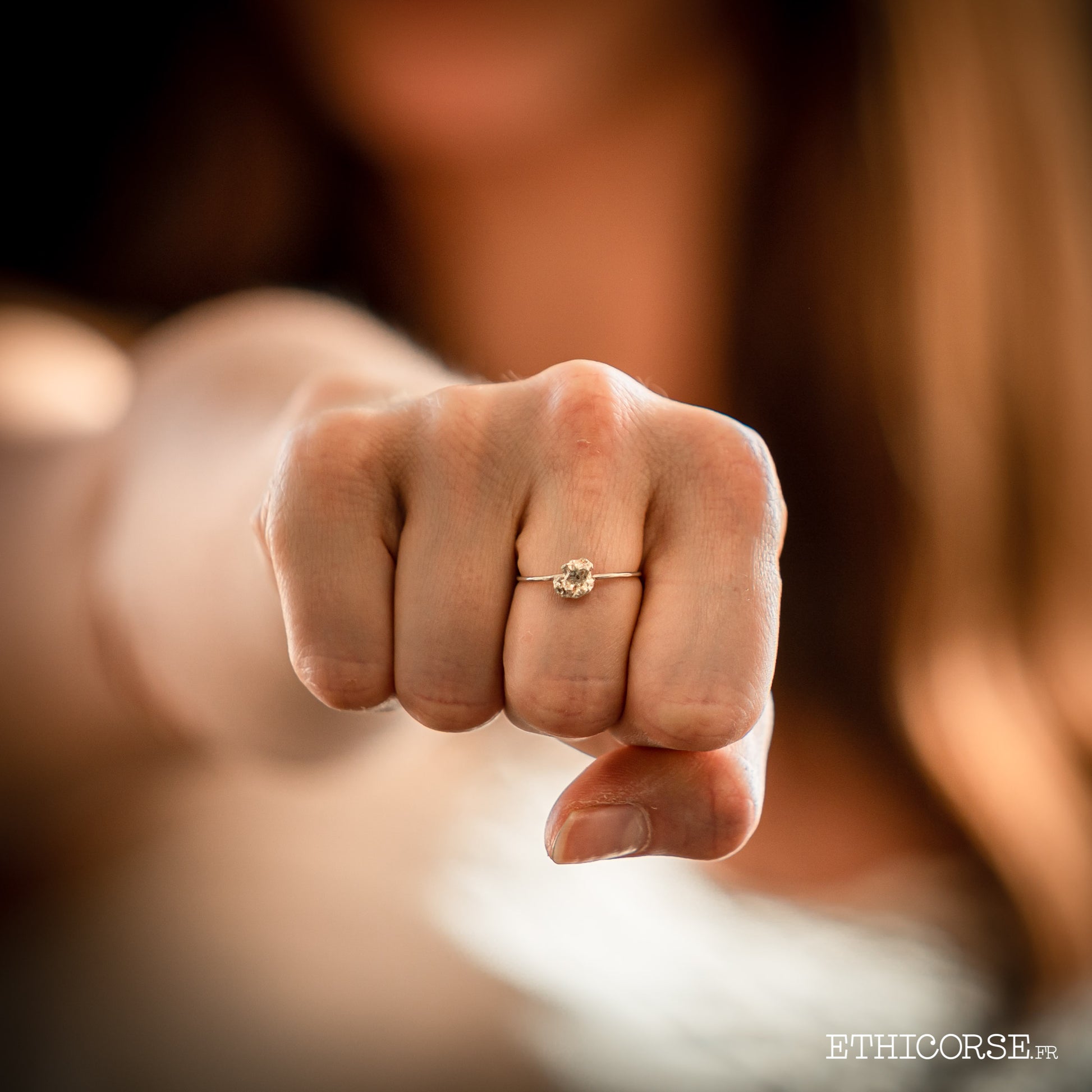 Bague en argent 01 sur doigt