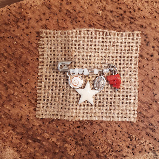 La broche porte bonheur de bébé, Latitude 42.02, artisan bijoux