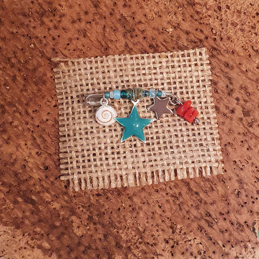 La broche porte bonheur de bébé, Latitude 42.02, artisan bijoux