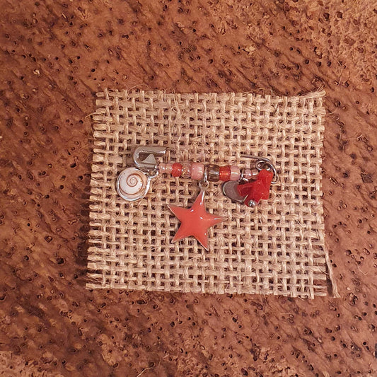 La broche porte bonheur de bébé, Latitude 42.02, artisan bijoux