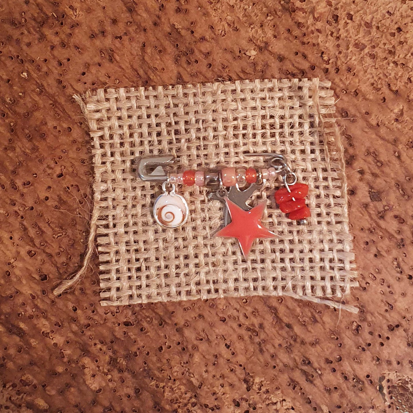 La broche porte bonheur de bébé, Latitude 42.02, artisan bijoux