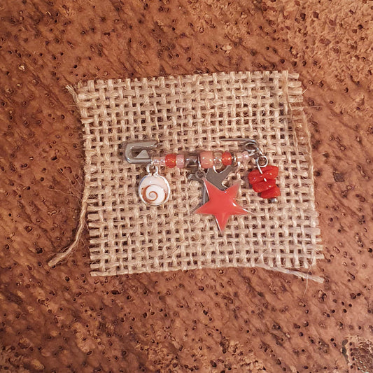 La broche porte bonheur de bébé, Latitude 42.02, artisan bijoux