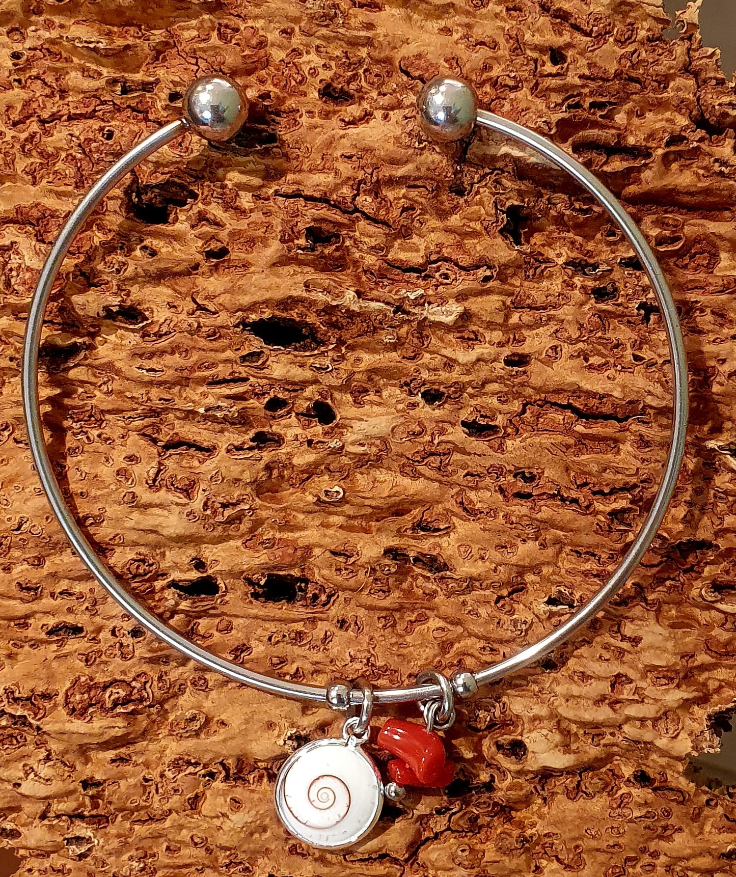 Jonc artisanal en inox – Œil de Sainte Lucie & Corail de Méditerranée – Latitude 42.02 Calcatoggio