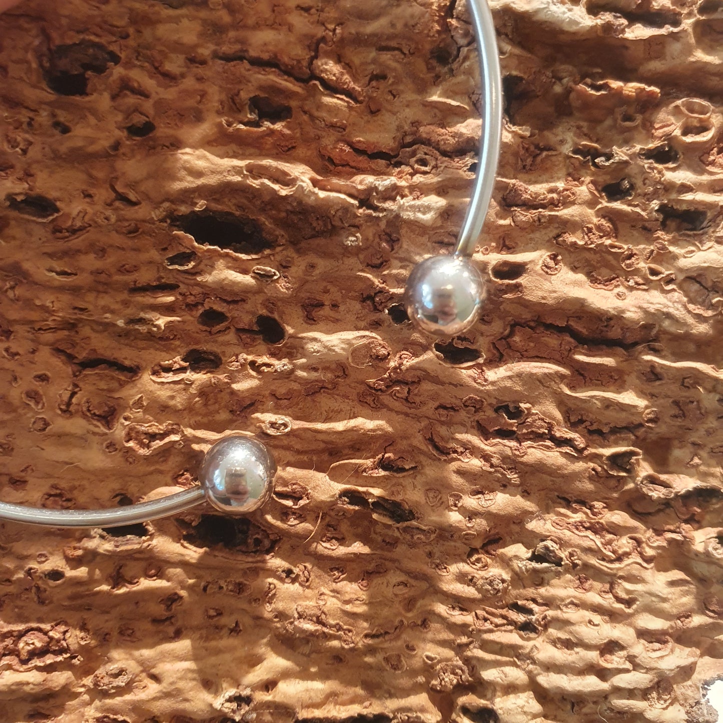 Jonc artisanal en inox – Œil de Sainte Lucie & Corail de Méditerranée – Latitude 42.02 Calcatoggio
