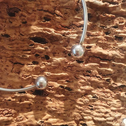 Jonc artisanal en inox – Œil de Sainte Lucie & Corail de Méditerranée – Latitude 42.02 Calcatoggio